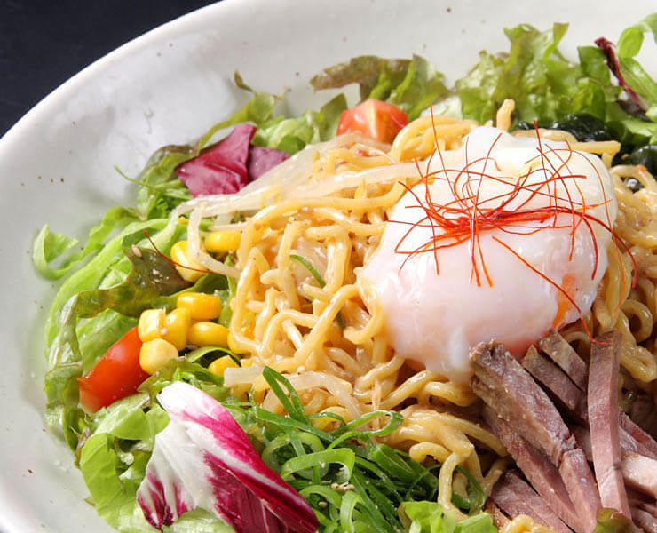 Salad of ramen noodles ¥869<br>Sapporo ramen salad with sesame flavors. Mild flavor when mixed with an  hot spring egg.